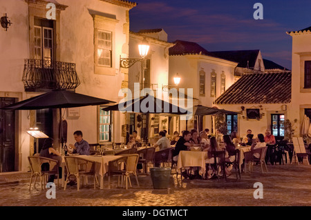 Portogallo Faro old town center, una strada ristorante la sera Foto Stock