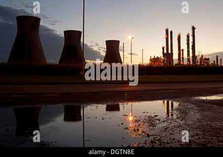 Grangemouth, Scozia UK. 25 ott. 2013. La Ineos impianto petrolchimico e il cielo di sera sono riflessi come il giorno volge al termine sulla settimana che i dipendenti sono stati informati del fatto che la pianta è stata per la chiusura e la conseguente buona notizia data a loro oggi dal management che la pianta sarà ora rimanere aperto dopo un new deal è stato colpito con i lavoratori. Foto Stock