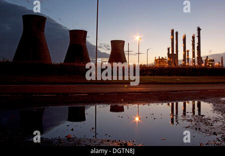 Grangemouth, Scozia UK. 25 ott. 2013. La Ineos impianto petrolchimico e il cielo di sera sono riflessi come il giorno volge al termine sulla settimana che i dipendenti sono stati informati del fatto che la pianta è stata per la chiusura e la conseguente buona notizia data a loro oggi dal management che la pianta sarà ora rimanere aperto dopo un new deal è stato colpito con i lavoratori. Foto Stock