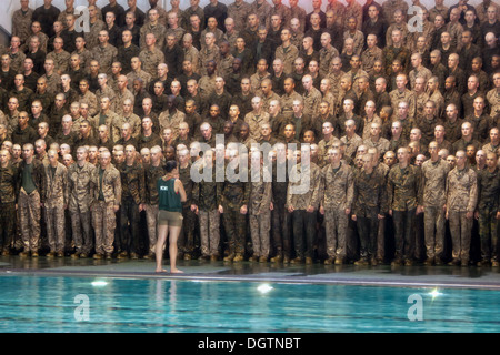 US Marine Corps reclute attendere le istruzioni su una successiva porzione dell'acqua di base qualifica di sopravvivenza Luglio 8, 2013 su Parris Island, S.C. Acqua di formazione di sopravvivenza è stato progettato per ridurre la paura, aumentare la fiducia in sé stessi e sviluppare la capacità di sopravvivere in acqua. La valutazione è un requisito di graduazione e fornisce reclute con acqua basica di sopravvivenza. Lima Azienda si laureino sett. 6, 2013. Parris Island è stato il sito di Marine Corps reclutamento di formazione poiché nov. 1, 1915. Foto Stock