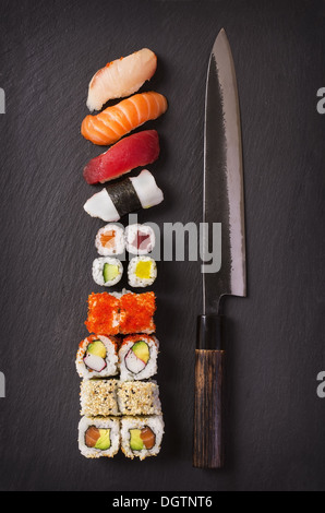 Coltello giapponese con sushi Foto Stock