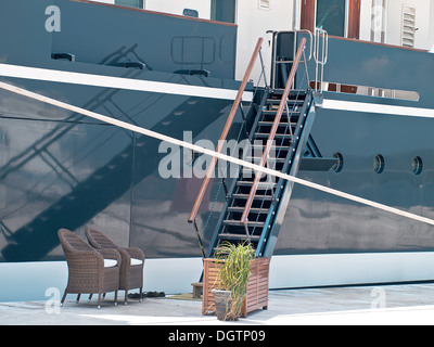 Moderno yacht ormeggiati nel porto, la passerella di collegamento e di riflessione Foto Stock