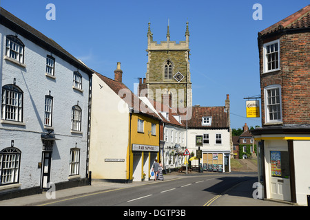 High Street che mostra St Wilfrid chiesa Parrocchiale, Alford, Lincolnshire, England, Regno Unito Foto Stock