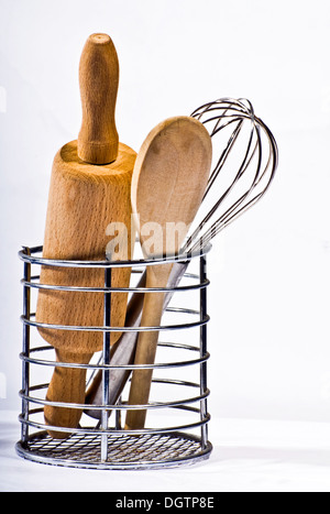 Utensili da cucina in un contenitore su sfondo bianco Foto Stock