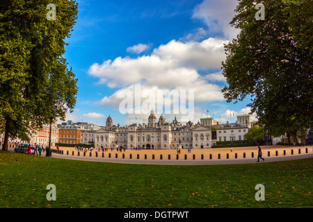 La Sfilata delle Guardie a Cavallo da St James Park, Londra Foto Stock