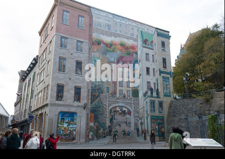 Il murale di Quebeckers ("Fresque des Québécois") sulla Cote de la Montagne in Quebec City illustra la storia del Québec. Foto Stock