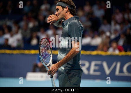 Basel, Svizzera. 25 ott 2013. Roger Federer (SUI) durante il match dei quarti di finale della Swiss interni a St. Jakobshalle venerdì. Foto: Miroslav Dakov/ Alamy Live News Foto Stock