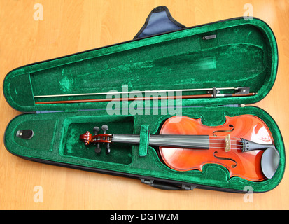 Un nuovo violino in un caso di velluto Foto Stock