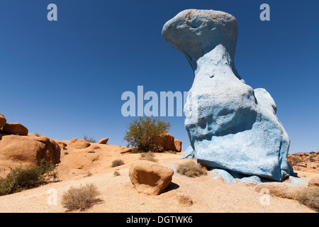 Il dipinto di blu di rocce di granito di Tafaroute in Anti Atlas mountain range Marocco Foto Stock