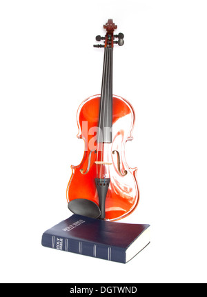 Il violino con la Santa Bibbia isolato su bianco Foto Stock