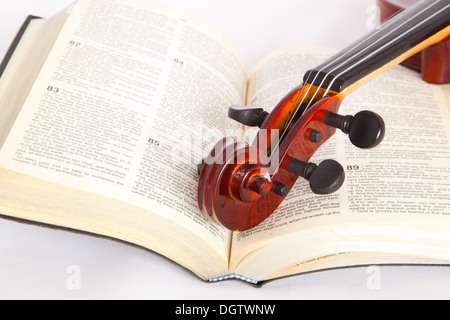 Il violino con libro aperto isolata sfondo onwhite Foto Stock