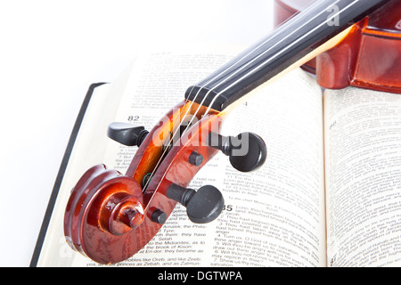 Il violino con libro aperto isolata sfondo onwhite Foto Stock