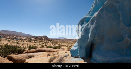 Il dipinto di blu di rocce di granito di Tafaroute in Anti Atlas mountain range Marocco Foto Stock