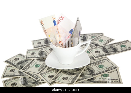 Dollaro ed Euro denaro in tazza bianca Foto Stock