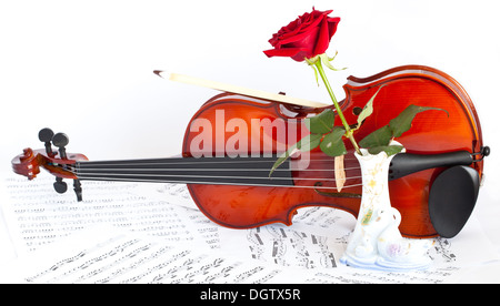 Viola con rose rosse sul foglio di notes Foto Stock