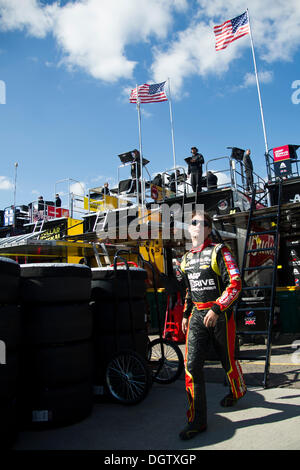 Martinsville, Virginia, Stati Uniti d'America. 25 ott 2013. Ottobre 25, 2013: Sprint Cup driver della serie Jeff Gordon (24) cammina verso il garage durante la Sprint Cup Series Goody la cefalea sollievo Shot 500 a Martinsville Speedway, Martinsville, VA. © csm/Alamy Live News Foto Stock