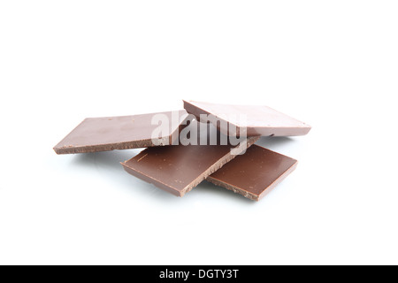 Pezzetti di cioccolato su sfondo bianco Foto Stock