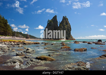 WASHINGTON - Rocce, seastacks e isole da Rialto Beach in corrispondenza del foro del muro nel Parco Nazionale di Olympic. Foto Stock