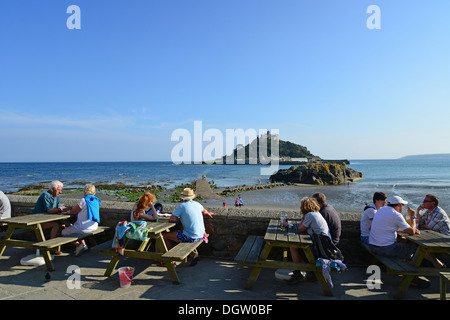 Vista di St Michael's Mount dalla terrazza, Marazion, Mount's Bay, Cornwall, England, Regno Unito Foto Stock
