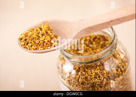 Il giallo dei grani di polline porzione in cucchiaio di legno Foto Stock