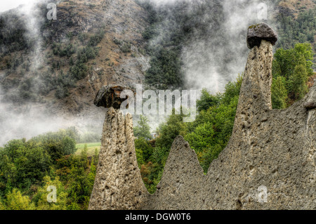 La Pyramides d'Euseigne a Euseigne nella Val d'Herens in Svizzera, immagine elaborata in HDR Foto Stock