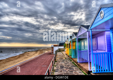 Spiaggia colorata di capanne a Clacton-on-Sea nell'Essex, immagine in HDR Foto Stock