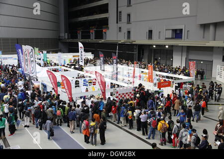 Saitama, Giappone, Sabato 26 Ottobre, 2013. Visitatori frequentano il ciclismo in mostra a Saitama Super Arena organizzato in concomitanza con il Criterium Saitama gara. Trecentomila spettatori sono attesi alla gara e gli eventi paralleli. Credito: Aflo Co. Ltd./Alamy Live News Foto Stock