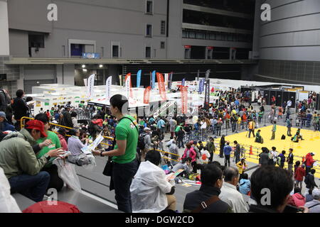 Saitama, Giappone, Sabato 26 Ottobre, 2013. Visitatori frequentano il ciclismo in mostra a Saitama Super Arena organizzato in concomitanza con il Criterium Saitama gara. Trecentomila spettatori sono attesi alla gara e gli eventi paralleli. Credito: Aflo Co. Ltd./Alamy Live News Foto Stock