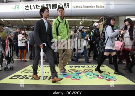 Saitama, Giappone, Sabato 26 Ottobre, 2013. I visitatori che arrivano a Saitama Shintoshin stazione per vedere il ciclismo in mostra a Saitama Super Arena e il Criterium Saitama gara. Trecentomila spettatori sono attesi alla gara e gli eventi paralleli. Credito: Aflo Co. Ltd./Alamy Live News Foto Stock