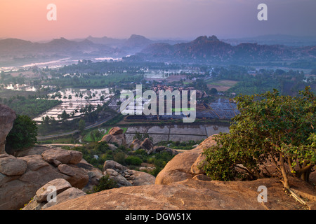 Paesaggio intorno Hampi, India dal tempio di Hanuman Foto Stock