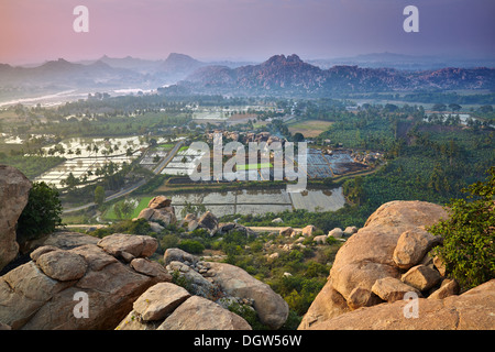 Paesaggio intorno Hampi, India dal tempio di Hanuman Foto Stock