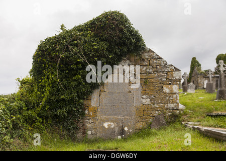 Vecchie pietre in un cimitero in Irlanda Foto Stock