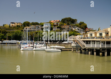 San Francisco Yacht Club e ristoranti sul lungomare di Tiburon visto da Angel Island Ferry sulla Baia di San Francisco Foto Stock