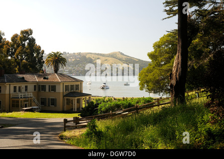 Ayala Cove e gli edifici su Angel Island sulla Baia di San Francisco Foto Stock