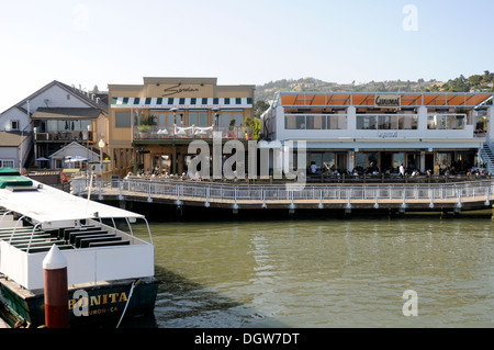 Ristoranti a Tiburon Waterfront visto da Angel Island Ferry sulla Baia di San Francisco Foto Stock