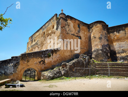 Le pareti esterne del Fort Jesus di Mombasa Kenya costruita dal portoghese Foto Stock