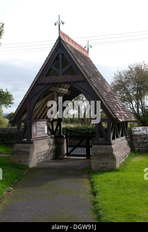 Il lychgate, la chiesa di San Nicola, Medio Littleton, Vale of Evesham, Worcestershire, Regno Unito Foto Stock