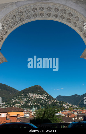 Vista della città di Lugano e il lago dall'esplande porta presso la Cattedrale di San Lorenzo. Svizzera Foto Stock