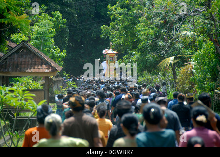 L Induismo di Bali, molti credenti riuniti in religioso cerimonia funebre, processione con corpo morto nel santuario, Bongkasa nei pressi di Ubud Foto Stock