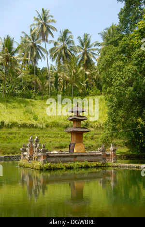 L Induismo di Bali, idilliaco lago con Pura Taman Mumbul tempio, nei pressi di Ubud, Bali, Indonesia, Asia sud-orientale, Asia Foto Stock