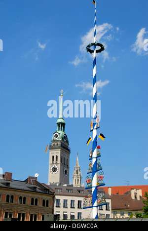 Vista dal Viktualienmarkt market alimentare sul maypole e le torri della Basilica di San Pietro e la Nuova City Hall, downtown Foto Stock