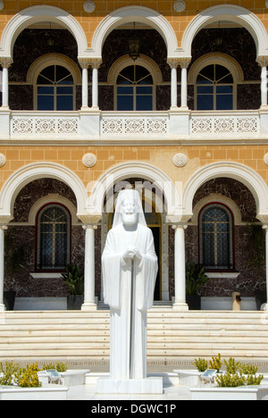 Nuova Statua in marmo bianco, Arcivescovo e Presidente Makarios III, Palazzo Arcivescovile, Nicosia, Lefkosia, Cipro del Sud Foto Stock