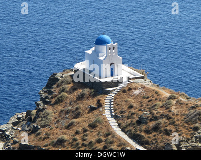 Chiesa dei Sette Martiri sotto la città di Kastro sull'isola greca di Sifnos nelle Cicladi Foto Stock