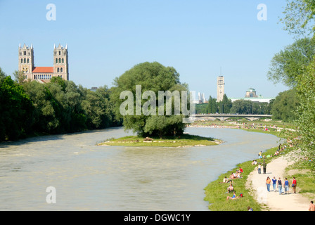 Vista dalla Wittelsbacher Bruecke ponte sul San Massimiliano chiesa parrocchiale, il fiume Isar e l'Isar dopo Foto Stock