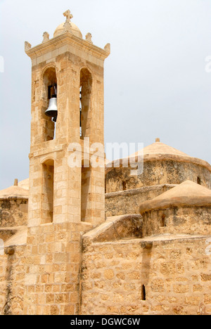 Greco il cristianesimo ortodosso, la chiesa ed il campanile, Agia Paraskevi, Geroskipou vicino a Paphos, Pafos, Cipro del Sud Foto Stock