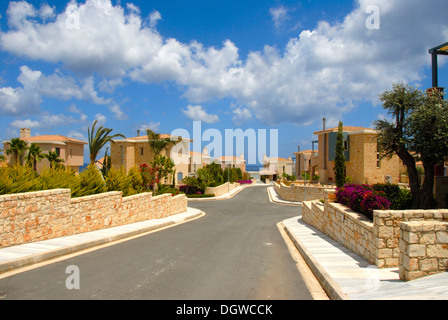 Immobiliari di strada in un alloggiamento nuovo sviluppo con case di recente costruzione, Latchi vicino Pahos, meridionale di Cipro, la Repubblica di Cipro Foto Stock