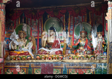 Buddismo tibetano, sacra statue di Buddha nel Zutul Puk Gompa monastero, percorso del pellegrinaggio intorno al Sacro Monte Kailash Foto Stock