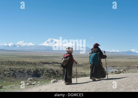 Buddismo tibetano, due pellegrini escursionismo, vestito in costume tradizionale, alle spalle di Mt. Gurla Mandhata, percorso del pellegrinaggio attorno alla Foto Stock