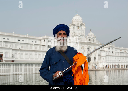 Custode dei Sikh tenendo una lancia che indossa un turbante e un orso, Sikhismo, sacro tempio d'oro di Amritsar, Hari Mandir Foto Stock