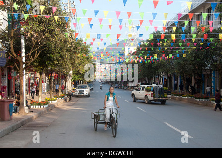 Ciclista su strada, Jiangcheng, Pu'er City, nella provincia dello Yunnan, Repubblica Popolare di Cina, Asia sud-orientale, Asia Foto Stock